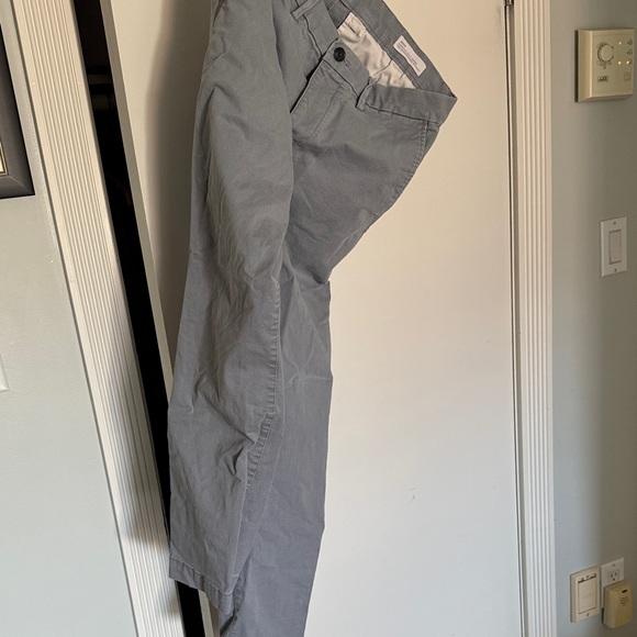 GAP Men's Gray Chinos - Picture 3 of 3